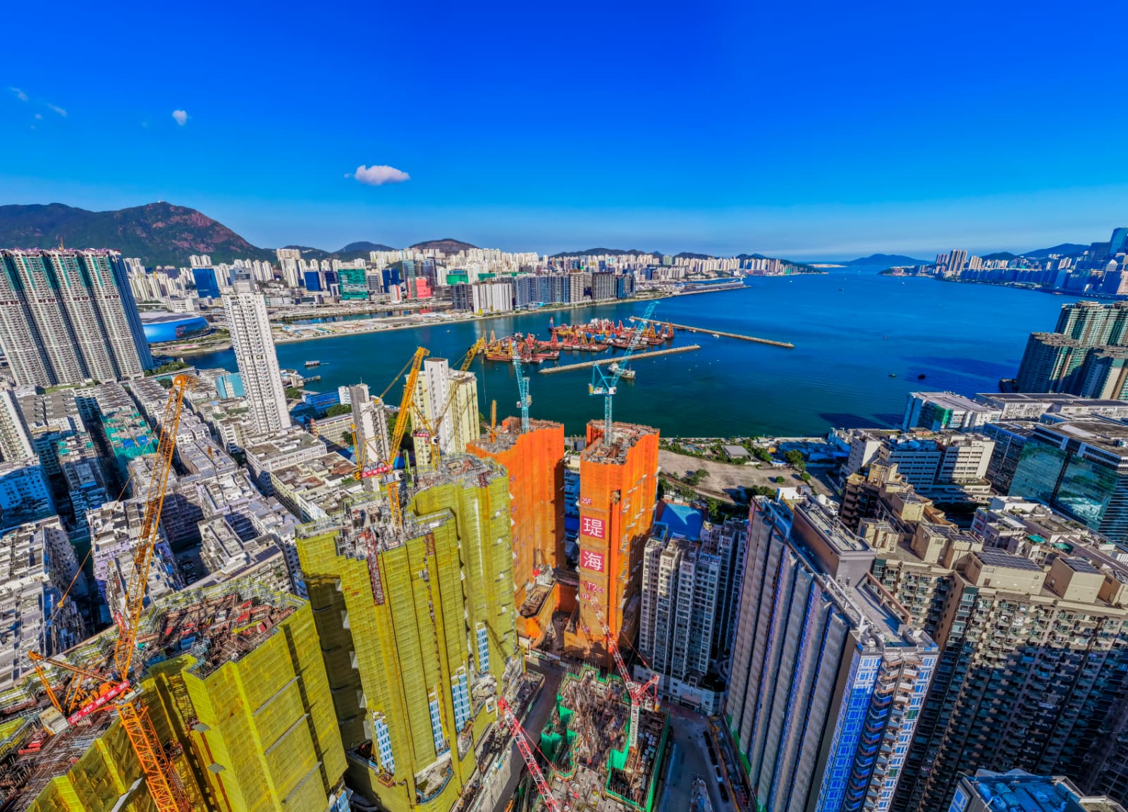 瑅海建築工地鳥瞰,背景為維多利亞港